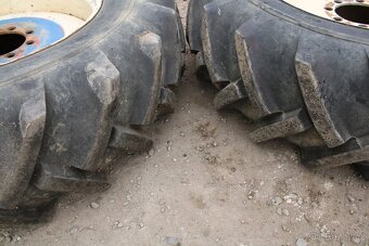 Zetor 8011 8145 zadní kola 16.9-34 vzorek 95% - 3