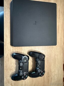 PlayStation 4 + 2x ovladač - 3