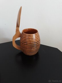Dřevěné vázy a korbele, keramický džbán s kalichy - 3