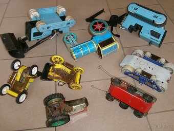 Prodám různé plechové a dřevěné hračky. Dřevěný červený trak - 3