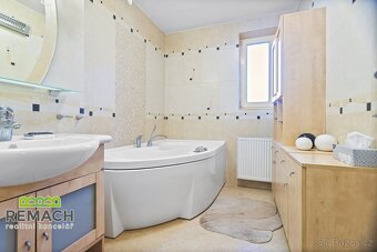 Prodej rodinný dům, 250 m², pozemek 749 m², Hronov - 3