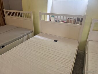 Hezká bílá postel-letiště IKEA HEMNES 140x200 - 3