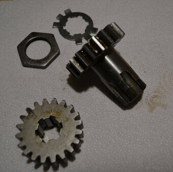 Výstupní kolo 19z Jawa pérák, kývačka, panelka + kolo 20z - 3