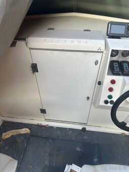 Motorový člun s kajutou - 3