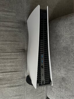 Prodám PlayStation 5 (verze s mechanikou)+ 2 ovladače - 3