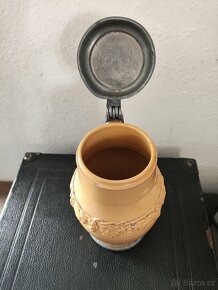 Džbánek 0,7l na víno s cínovým víčkem, s reliéfním dekorem - 3