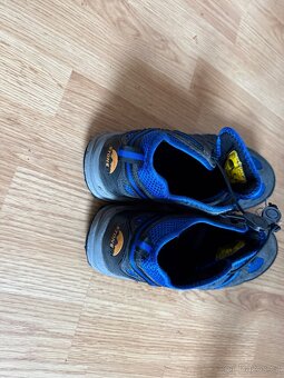 Sandály s ocelovou tužínkou. - 3