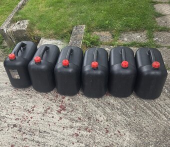 Kanystry na naftu nebo benzín 6 x 20 litrů - 3