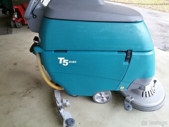 Podlahový mycí stroj Tennant T5 Disk 80 s vlastním pojezdem - 3