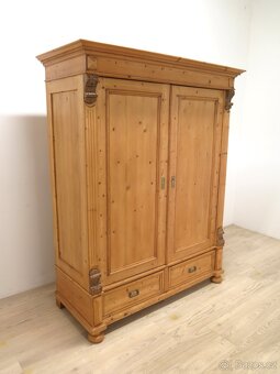 Starožitná zdobená skříň - 3