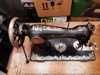 Krásný šicí stroj Bobbin - 3