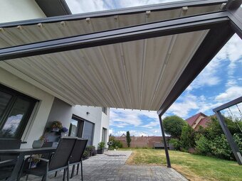 Hliníková pergola s elektricky ovládanou střehou a roletami - 3