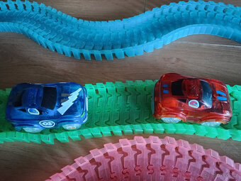 Skládací dráha a dvě auta - 3