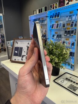 iPhone 15 Pro 256Gb Bílý titan E-SIM - 3