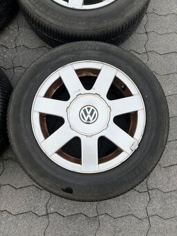 Originální ALU VW 5x112 R15 - pneu 6-7mm - 3