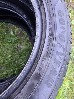 Zimní pneu.goodyear 215/55 R 17 - 3