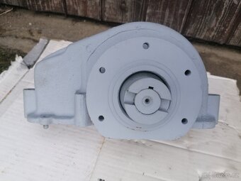 Praga V3S PV3S M1 M2 boční vývod na čerpadlo - 3