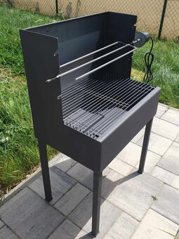 Přenosný gril na kuřata nebo kýtu - 3
