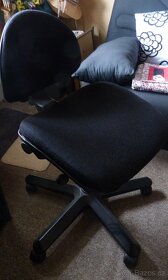 Čalouněná černá židle na kolečkách - 3