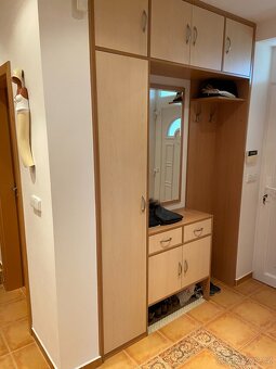 VELMI HEZKÁ PŘEDSÍŇOVÁ STĚNA SE SKŘÍNÍ A ZRCADLEM - 3