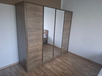 Skříň se zrcadlem - 3