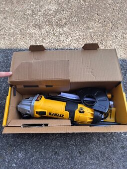 Úhlová bruska Dewalt DWE4257 - 3