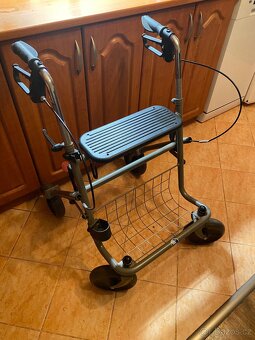 Skládací chodítko se sedátkem - 3