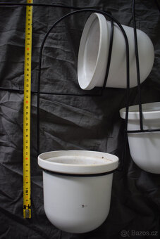 3 závěsné obaly na květináče na kovové konstrukci - 3