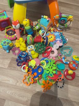 Hrací stoleček + hračky od 0-3 let. - 3