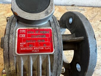 ELEKTROMOTOR S PREVODOVKOU 135 ot/min - 3