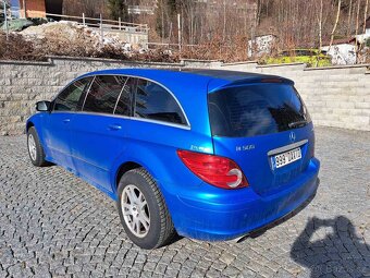 Mercedes-Benz R500 (W251) – 5.0 V8 | 6 míst - 3