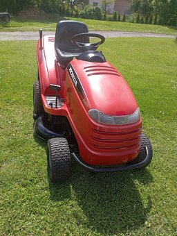 Zahradní traktůrek Honda 2417 W-Twin - 3