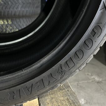 Zimní pneu 235/45 R18 98V Goodyear 6mm - 3