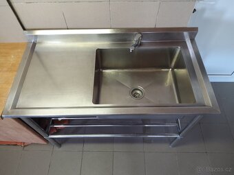 Nerezový stolek s dřezem - 3