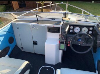 Bayliner Capri 1851 s prívesom a motorovým člnom - 3