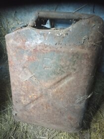 Prodam tyto dva stare plechove 20L.kanystry. - 3