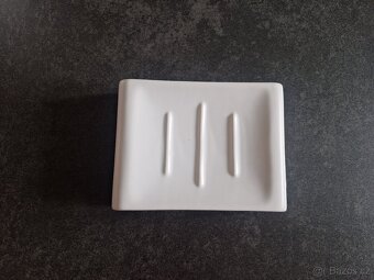 Koupelnový set: bílá mýdlenka a kelímek Kleine Wolke Cubic - 3