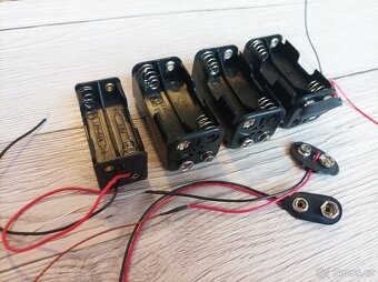 Držáky na baterie 4xAA dva kusy, 4xAAA jeden kus - 3