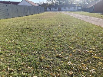 Volná plocha 450m2 -sklad.prost. pro stroje, auta, materiál - 3