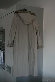 Světle šedý kabát s kožíškem značky Bevell - 3