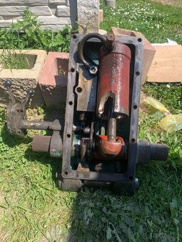 zetor víko hydrauliky 4011,4511,4611 - 3