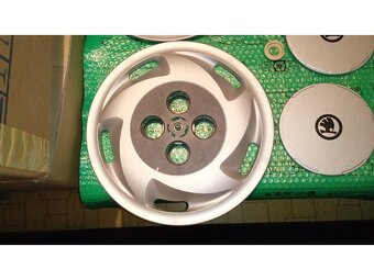 sada dvoudílných poklic (kryty kol) Škoda Favorit - 3