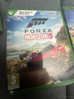 Xbox One X 1TB + 9 her - 3