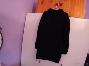 Černá oversized mikina/šaty s kapucí - 3