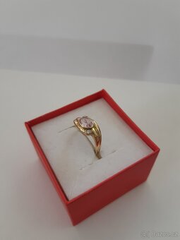 Zlatý prsten s růžovým kamínkem dvěma zirkony - 3