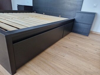 IKEA MALM postel 180x200cm, úložný prostor + 2 noční stolky - 3