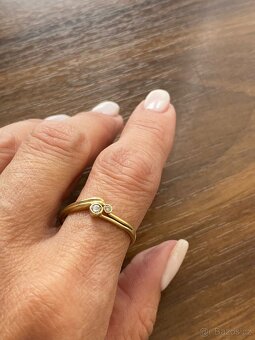 Zlatý dámský prsten se zirkony - 3