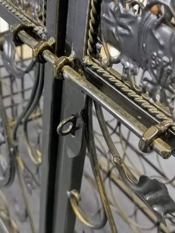 Kovová vinotéka. - 3