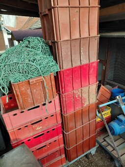 Červené přepravky - 3