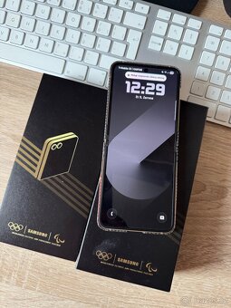 SAMSUNG Galaxy Z FLIP 6 - GOLD 12GB/512GB Olympijská edice - 3